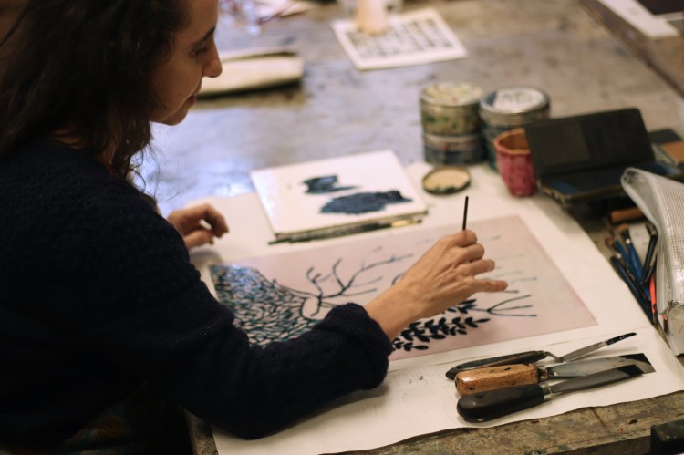 portrait de Valérie Belmokhtar atelier